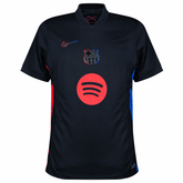 Camisa de futebol Barcelona away 24/25 com detalhes em vermelho e azul, patrocinada pela Nike e Spotify.
