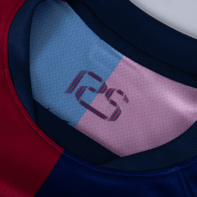 Detalhe do colarinho da camisa do Barcelona home 24/25, com as cores tradicionais do clube.