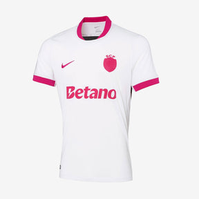 Camisola infantil Sporting Outubro Rosa 2025/26 com detalhes em rosa, da OLYMPIC STORE.