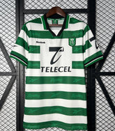 Camisola Retro Sporting 1999-2000 em verde e branco, com detalhes da marca Reebok e logotipo do Sporting.