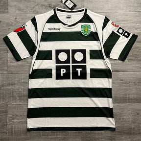 Camisola Retro Sporting 2002/03 com listras verdes e brancas, logo da Reebok e escudo do clube.