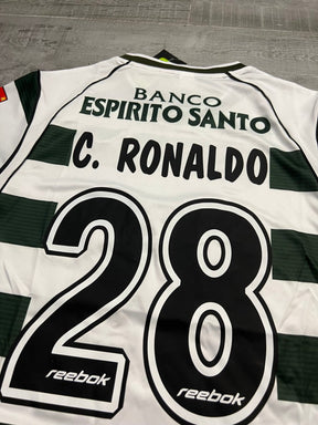 Camisola Retro Sporting 2002/03 com nome de C. Ronaldo e número 28, detalhe das costas da camiseta.