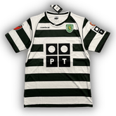 Camisola Retro Sporting 2002/03 com listras verdes e brancas, logo da Reebok e escudo do time.