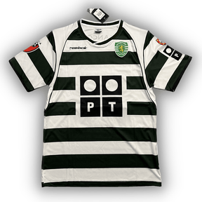 Camisola Retro Sporting 2002/03 com listras verdes e brancas, logo da Reebok e escudo do time.