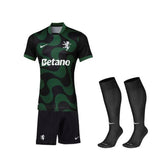 Conjunto Infantil - Sporting Alternativa Preta 25/26 composto por camisola e meiões da Nike.
