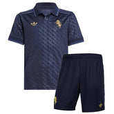 Conjunto Infantil Juventus Third 24/25, uniforme infantil completo com camisa e shorts na cor azul escuro.