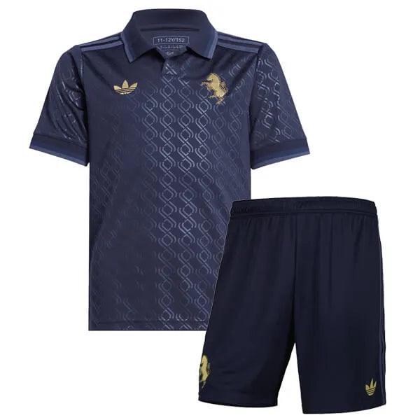 Conjunto Infantil Juventus Third 24/25, uniforme infantil completo com camisa e shorts na cor azul escuro.