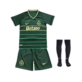 Conjunto Infantil - Sporting Edição Especial 24/25, camisola e calças verde com meias pretas.
