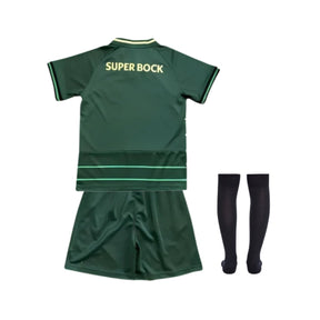 Conjunto Infantil - Sporting Edição Especial 24/25 com camisola verde e meias pretas.