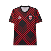 Camisola Benfica Aquecimento 25/26, camisa de futebol com design em xadrez vermelho e preto.