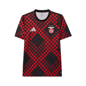 Camisola Benfica Aquecimento 25/26, camisa de futebol com design em xadrez vermelho e preto.