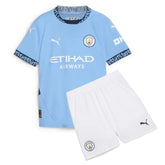 Conjunto Infantil Manchester City Home 24/25 com camiseta azul e shorts brancos, ideal para crianças fãs de futebol.