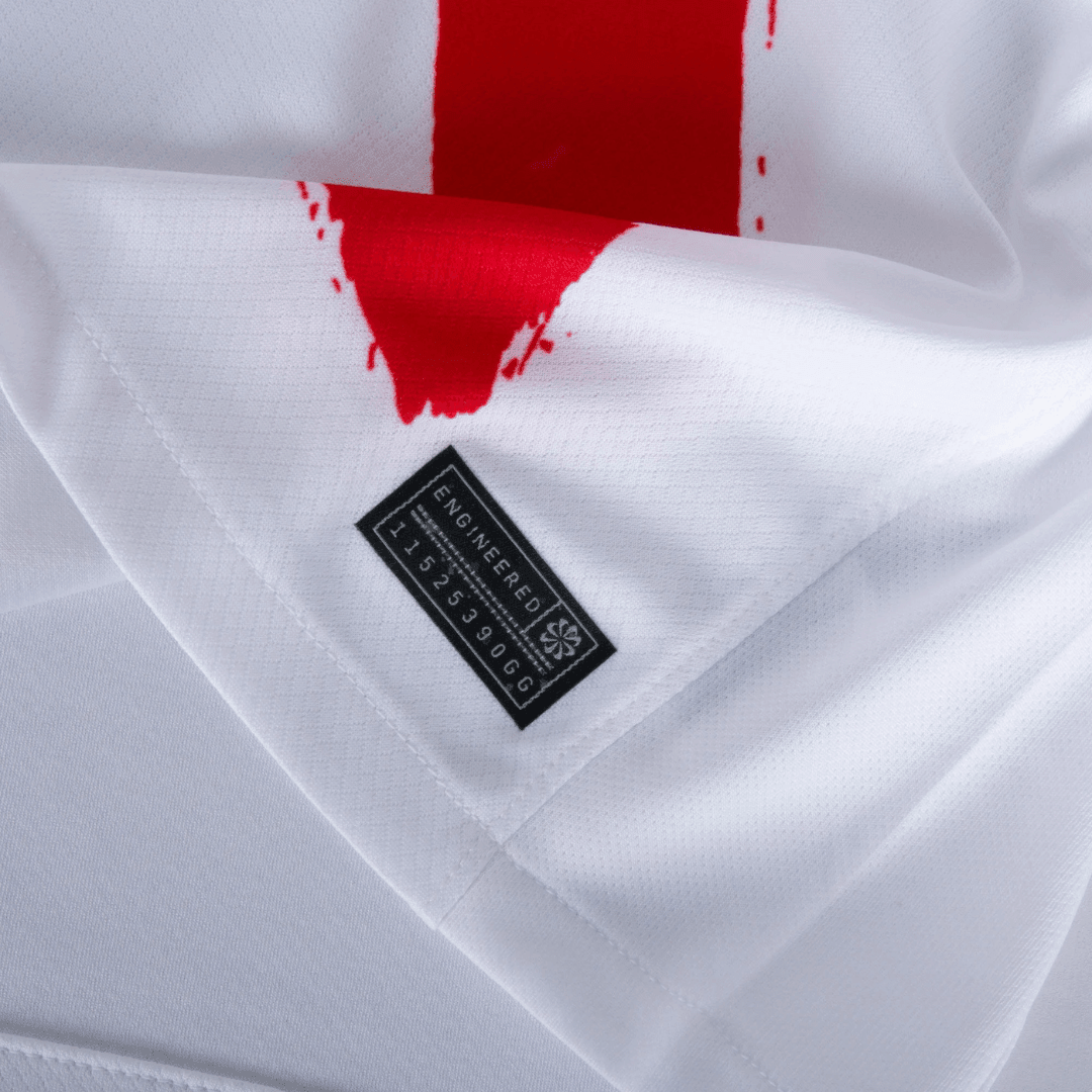 Detalhe da camisola PSG away 24/25 Branco com etiqueta da OLYMPIC STORE e design moderno.