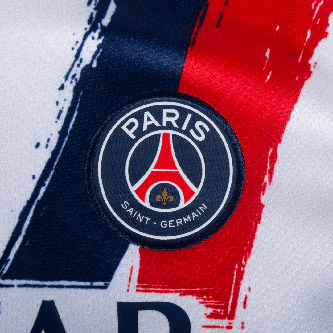 Emblema do Paris Saint-Germain em detalhe na camisa branca da temporada 24/25 PSG away.