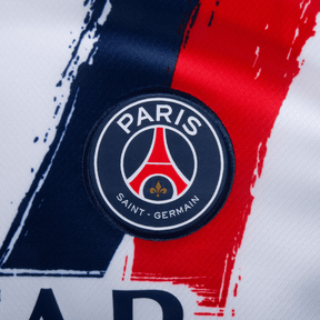 Emblema do Paris Saint-Germain em detalhe na camisa branca da temporada 24/25 PSG away.