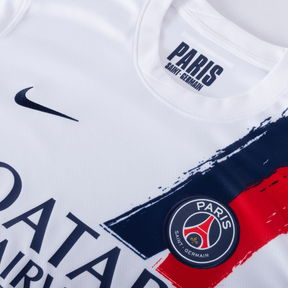Camisola PSG away 24/25 Branco, modelo oficial com logo Nike e detalhes em azul e vermelho.