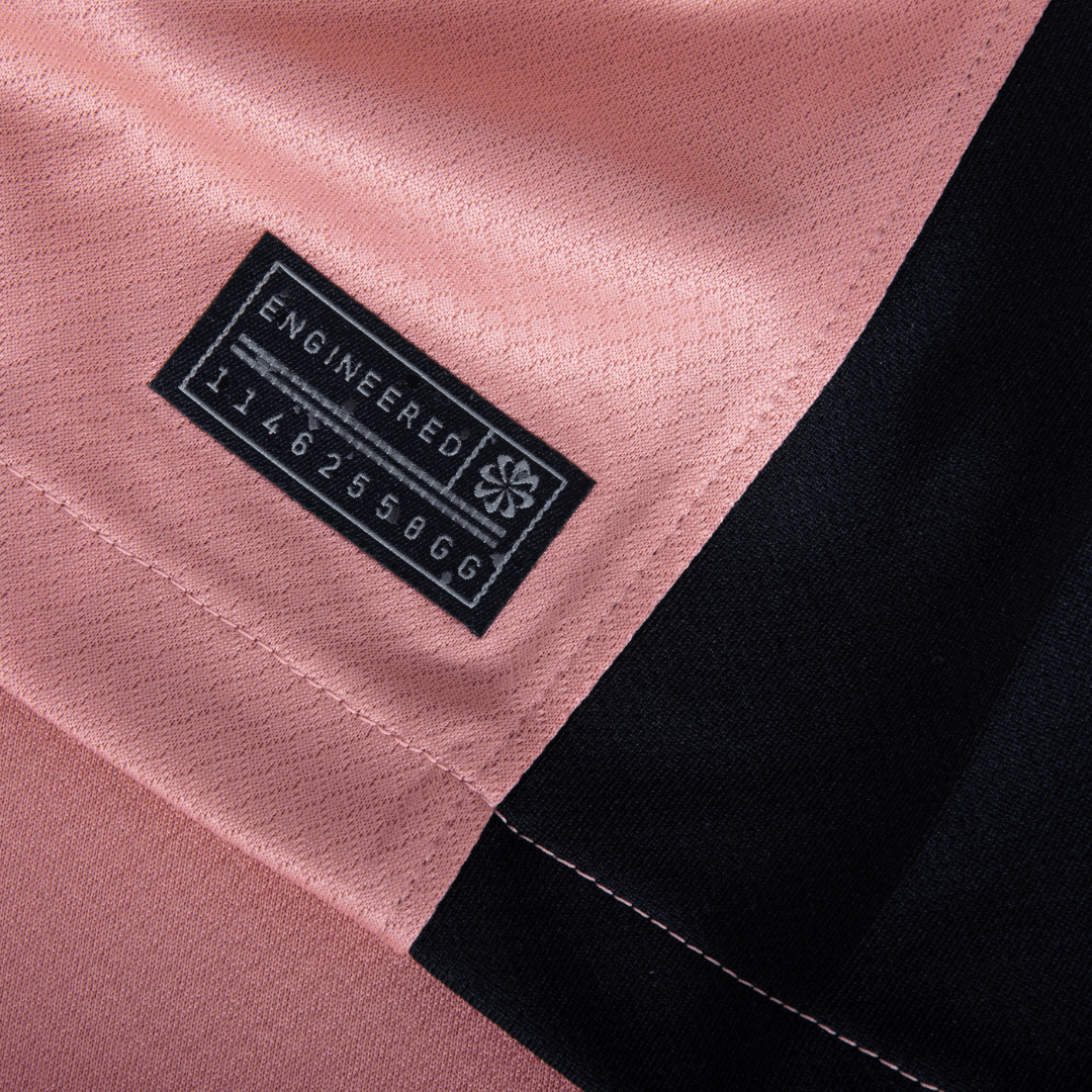 Etiqueta do PSG third 24/25 rosa e preto, destacando detalhes de engenharia e design.