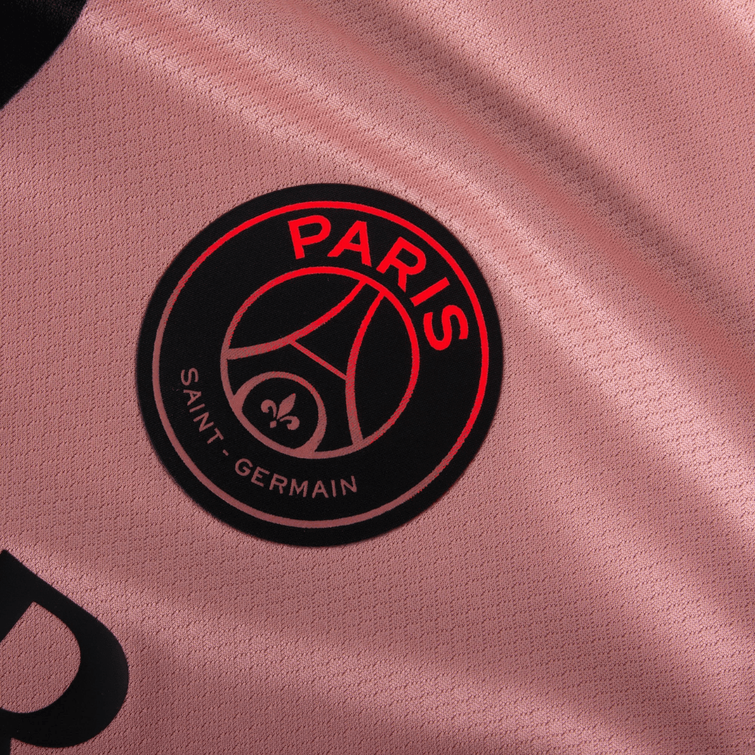 Emblema PSG third 24/25 Rosa e Preto Olympic com logo Paris Saint-Germain.
