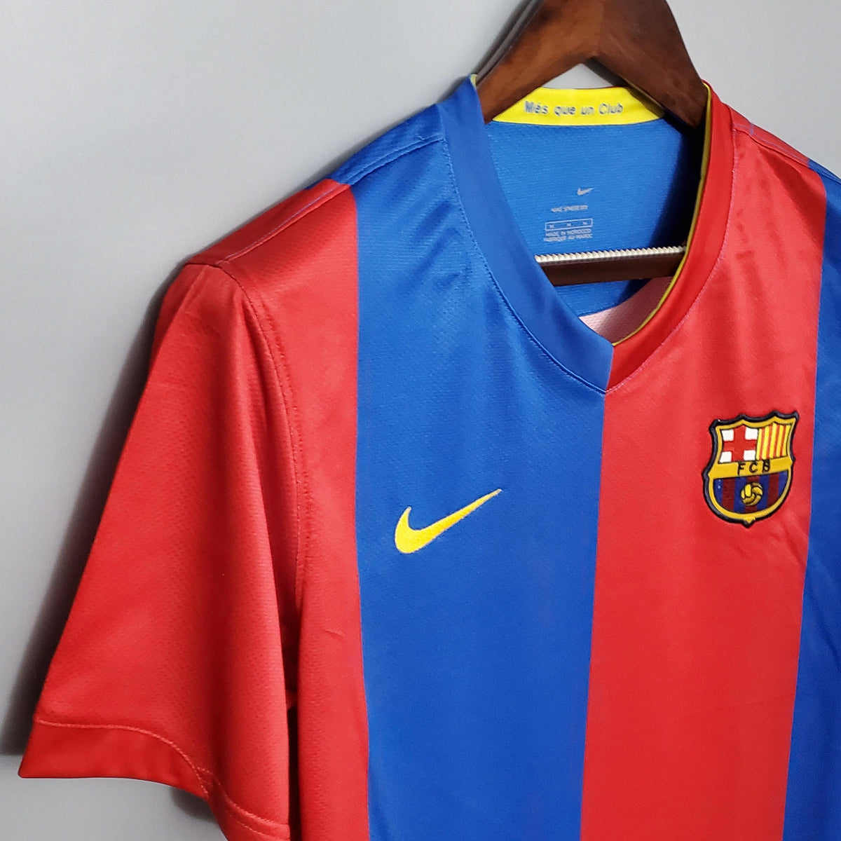 Camisa de futebol Barcelona 06/07 disponível na OLYMPIC STORE, com cores tradicionais azul e vermelho.