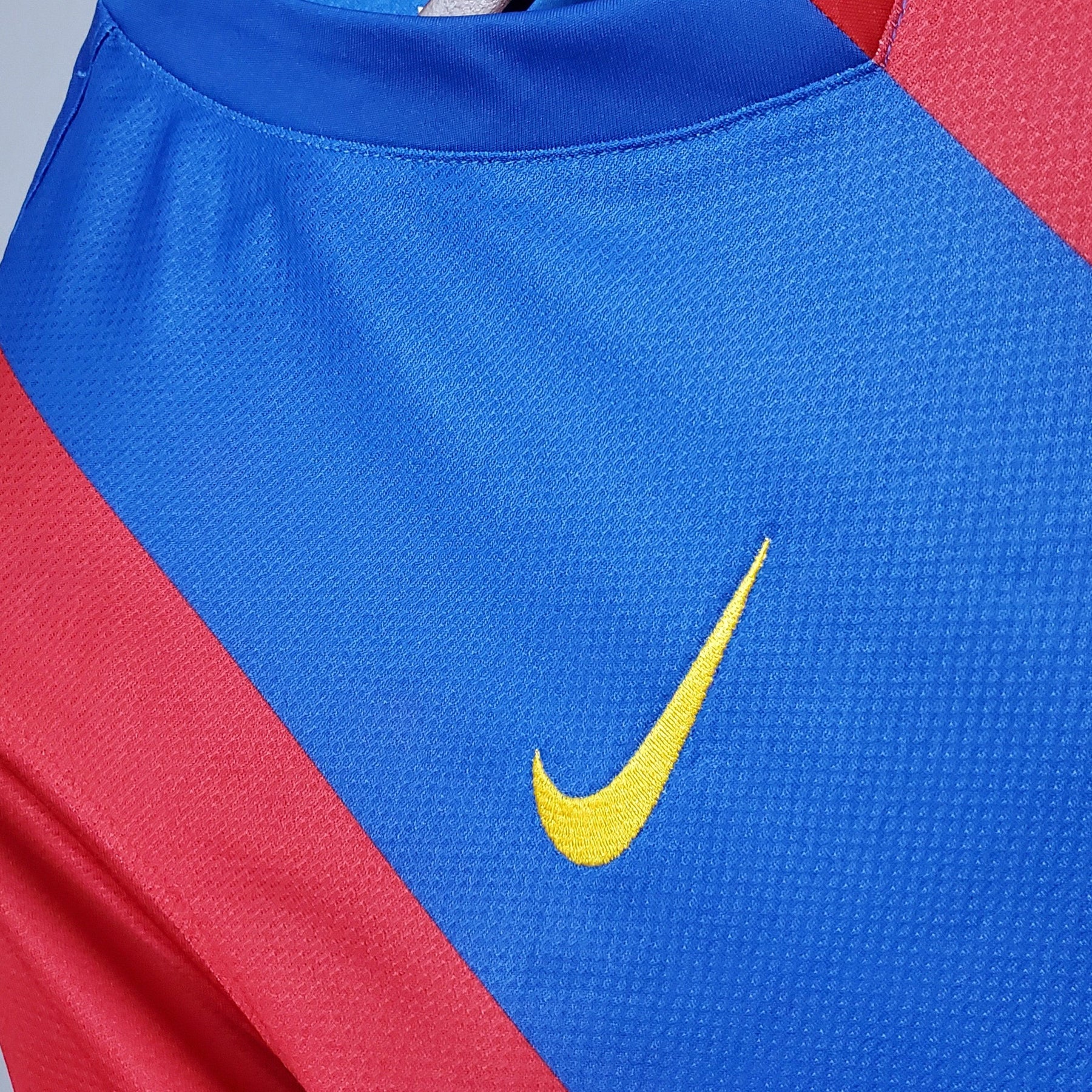 Camisola Barcelona 06/07 com logotipo da Nike, disponível na OLYMPIC STORE.
