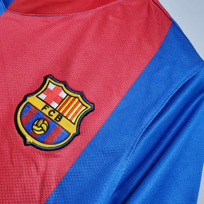 Detalhe do emblema da camisola Barcelona Home 06/07 da OLYMPIC STORE, ideal para fãs do clube.