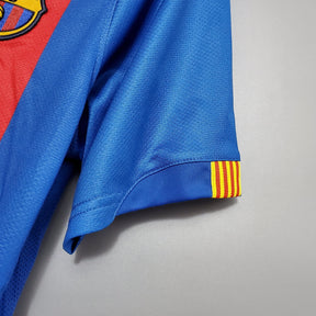Barcelona Home 06/07 retro camiseta de futebol com detalhes em azul e vermelho na OLYMPIC STORE.