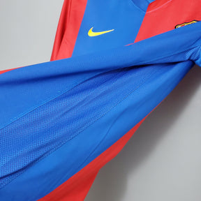 Camisola de futebol Barcelona Home 06/07 da OLYMPIC STORE em detalhes, com cores azul e vermelho.