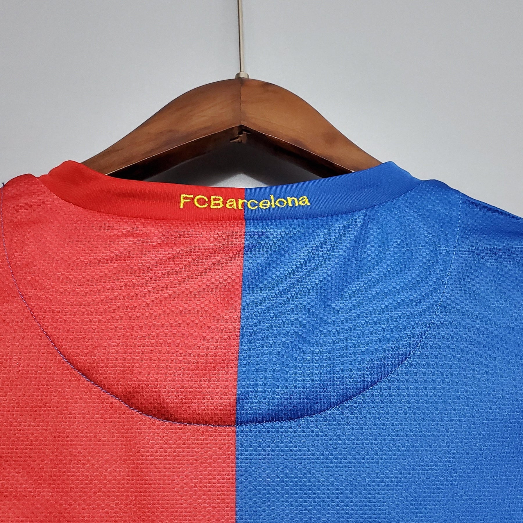 Camisola de futebol retro do Barcelona 06/07 disponível na OLYMPIC STORE, destacando o logo FCBarcelona.