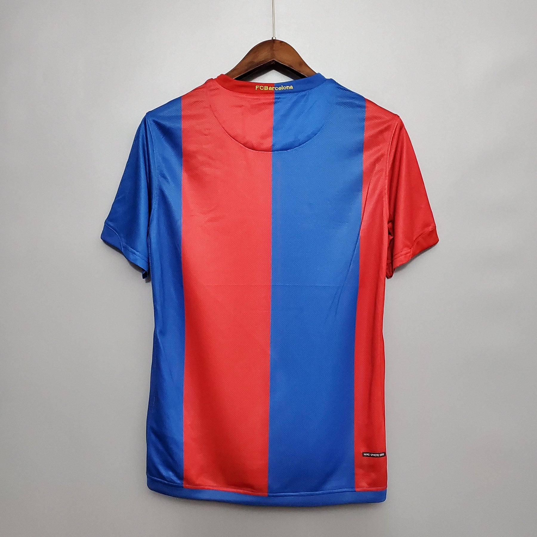 Camisola de futebol Barcelona 06/07 nas cores vermelho e azul, vista traseira, disponível na OLYMPIC STORE.