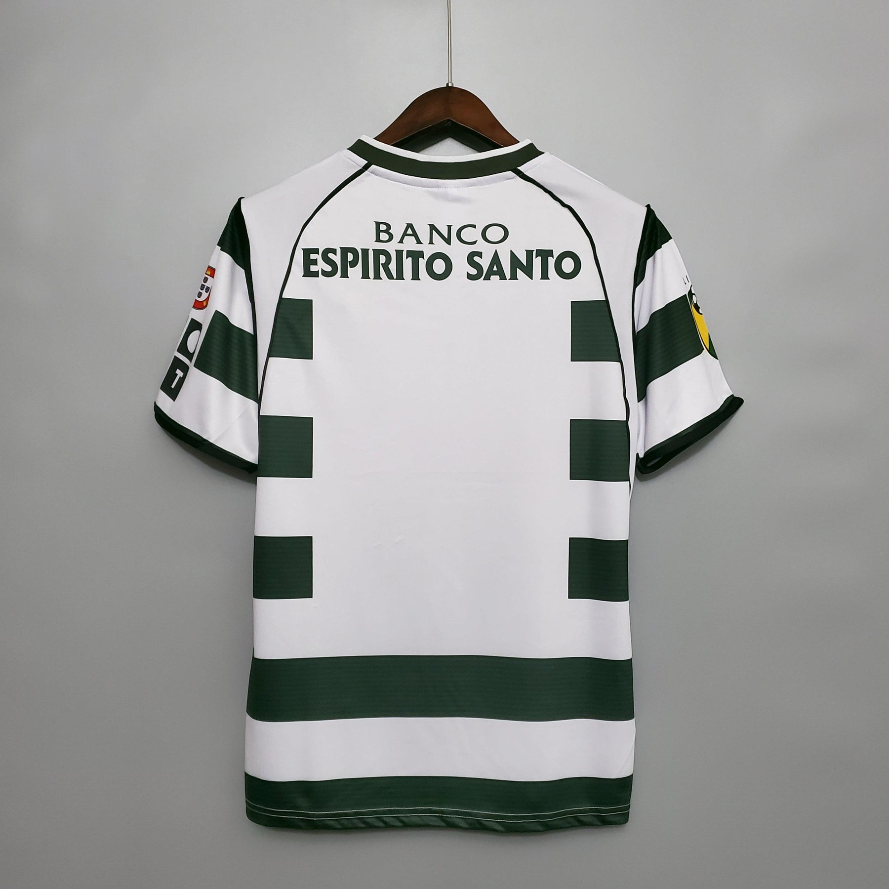 Camisola Sporting Lisboa retro com as cores verde e branca, detalhe do nome Banco Espírito Santo nas costas.