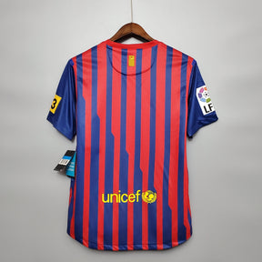 Camisa Barcelona Home 11/12 Retro com detalhes em azul e vermelho, incluindo o logotipo da Unicef.