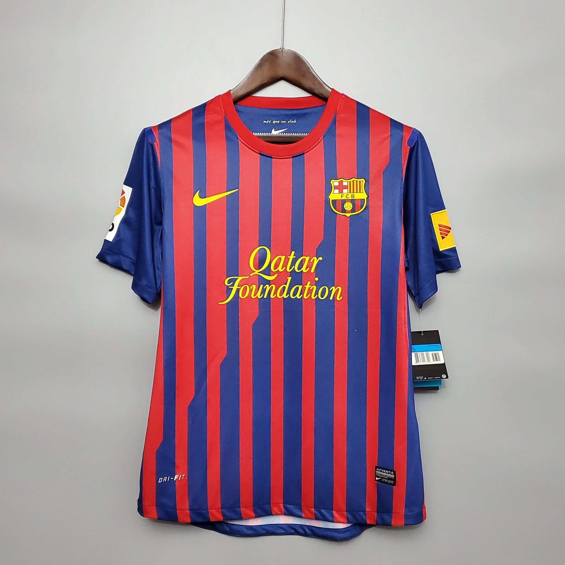 Camisa Barcelona Home 11/12 Retro com detalhes em vermelho e azul e logo da Qatar Foundation