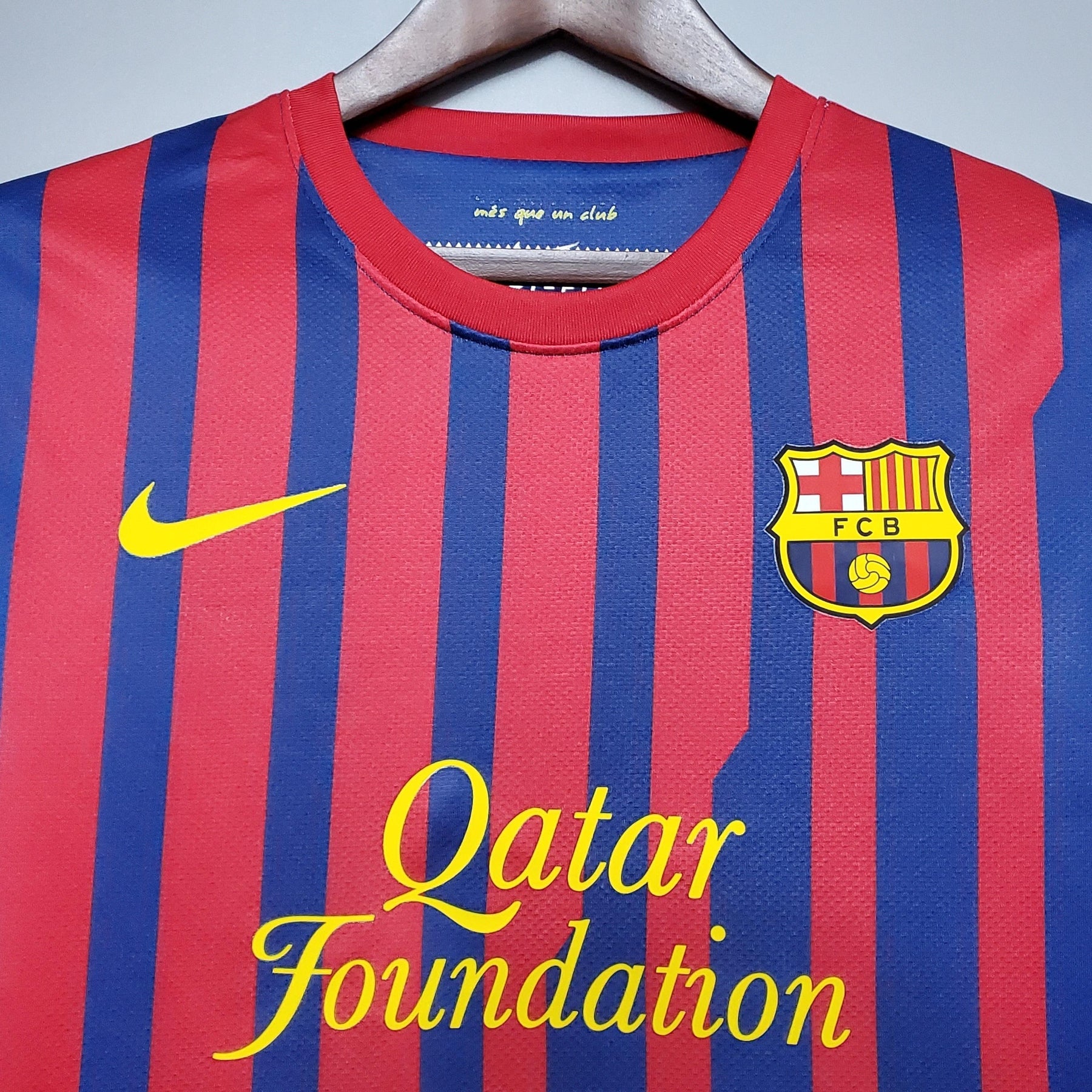 Camiseta Barcelona Home 11/12 Retro com listras vermelhas e azuis, logo do time e patrocinador Qatar Foundation.