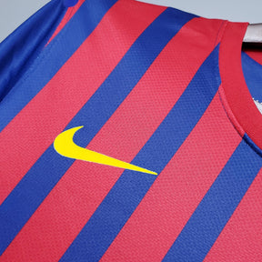 Camisa Barcelona Home 11/12 Retro com listras vermelhas e azuis e logo da Nike em amarelo.