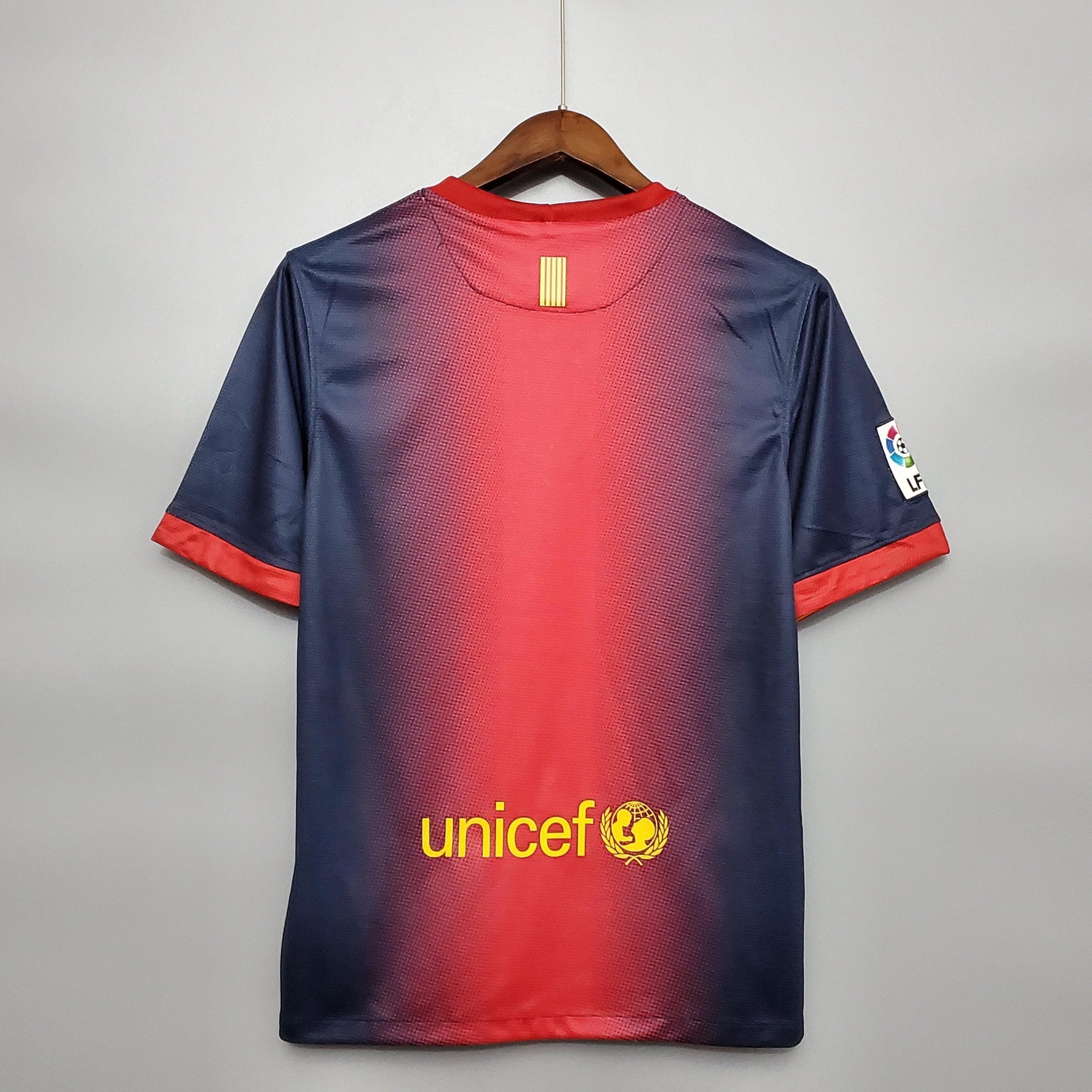 Camisa Barcelona Home 12/13 retro, com design em azul e vermelho, costas com logo Unicef.