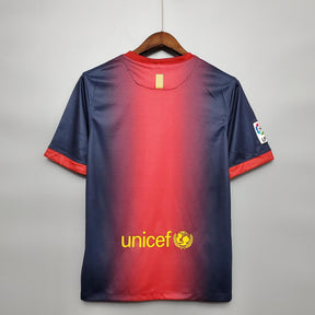 Camisa Barcelona Home 12/13 retro, com design em azul e vermelho, costas com logo Unicef.