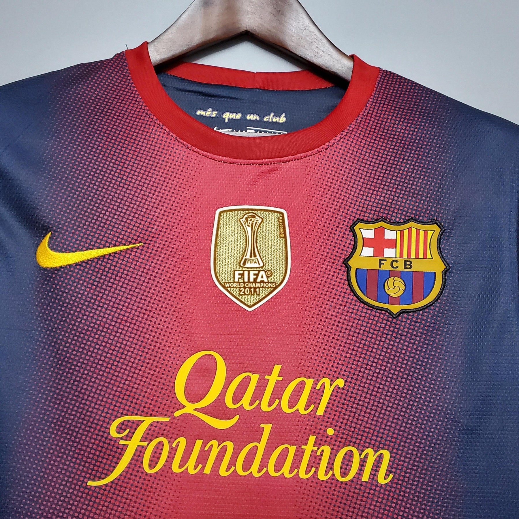 Camisa retro do Barcelona Home 12/13 com escudo e patrocinador Qatar Foundation.