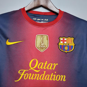 Camisa retro do Barcelona Home 12/13 com escudo e patrocinador Qatar Foundation.