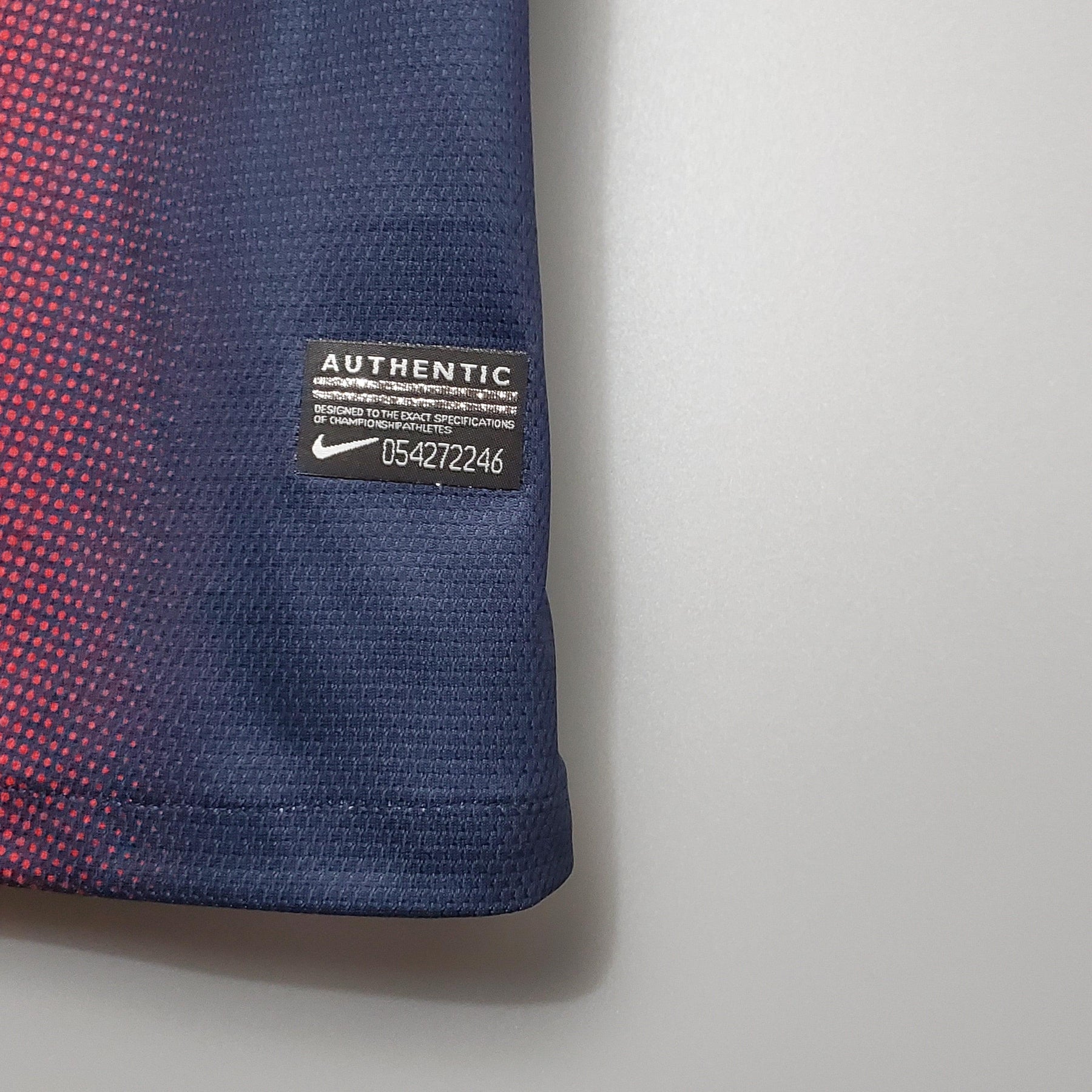 Detalhe da etiqueta autenticidade da camisa retro Barcelona Home 12/13, marca Nike.