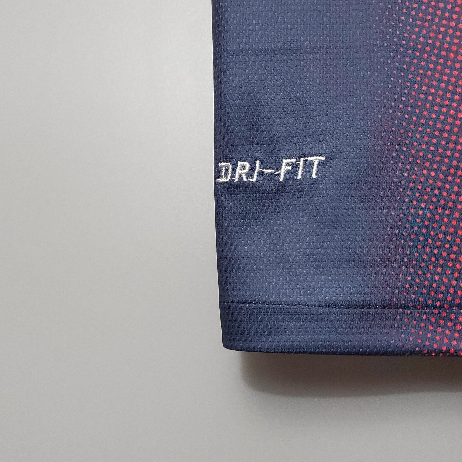 Detalhe do tecido DRI-FIT da camisa Barcelona Home 12/13 Retro.