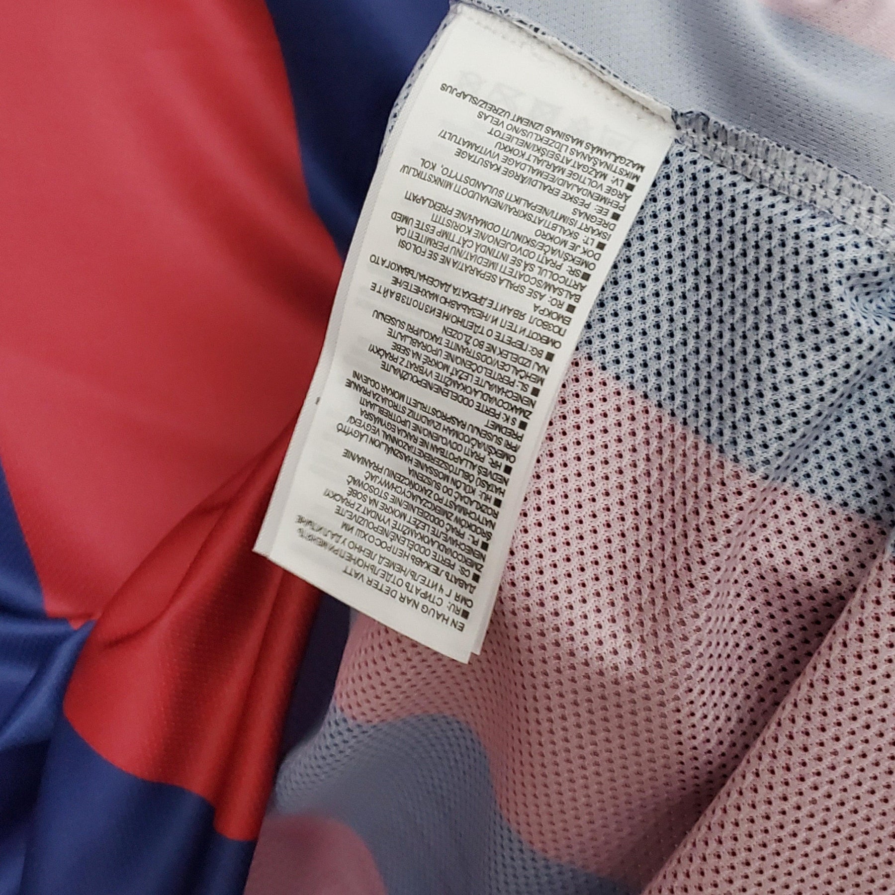 Etiqueta de produto da camisa Barcelona Home 14/15 retro da loja olímpica, em tecido colorido.