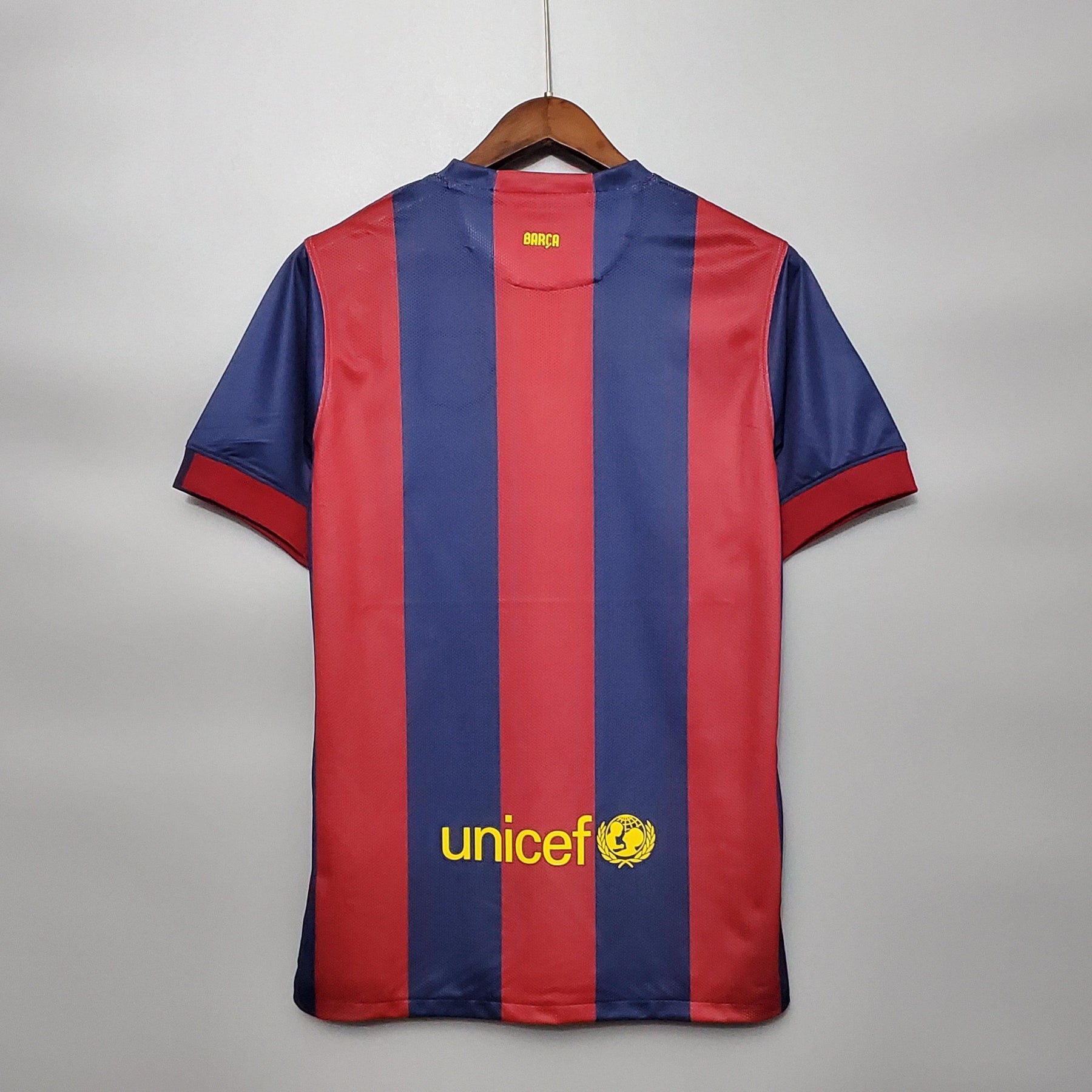Camisa retrô do Barcelona 14/15, detalhes em azul e grená, logo da UNICEF na parte de trás.