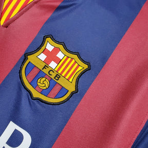 Logo do Barcelona em camisa retro 14/15 disponível na loja olímpica, representando a rica história do clube.