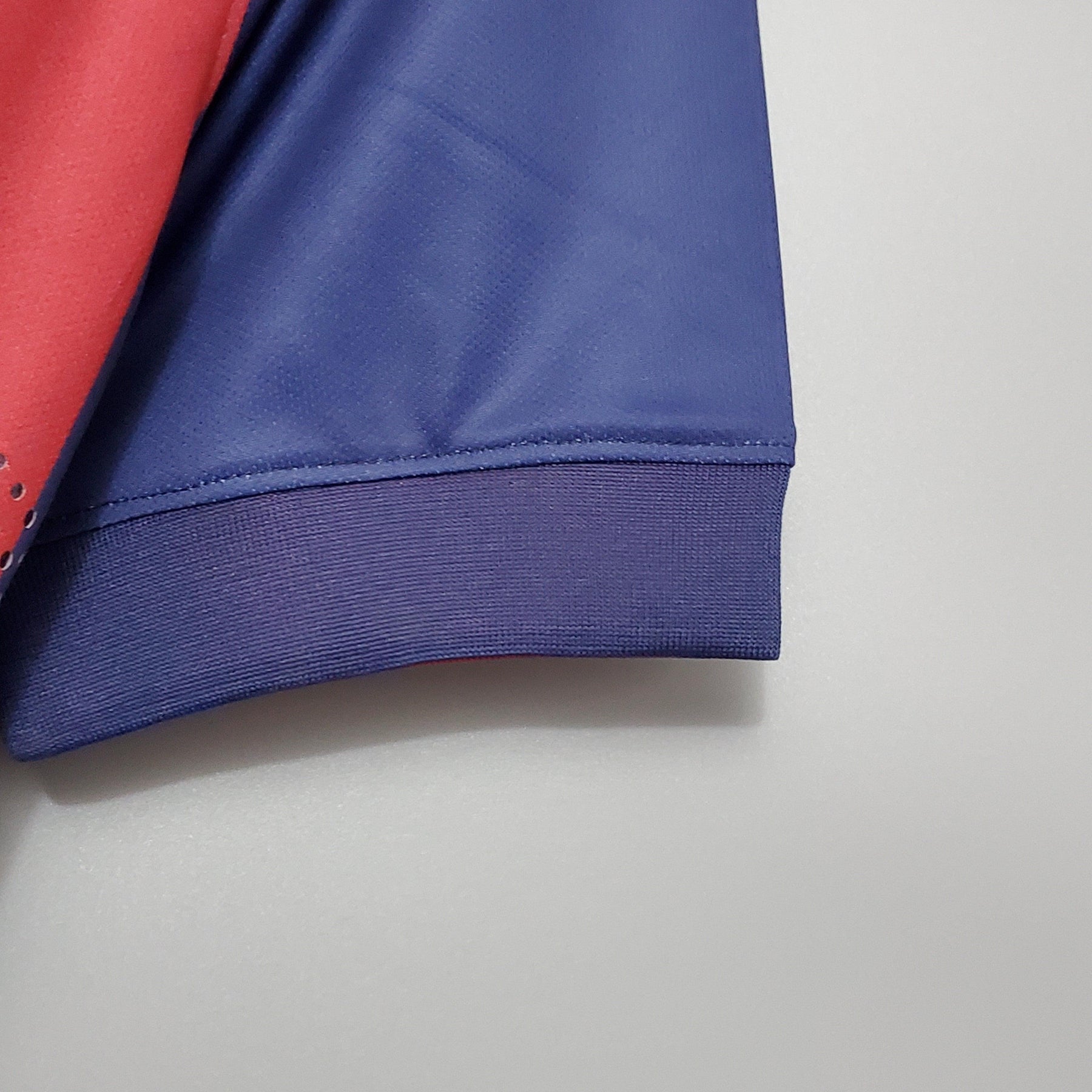 Detalhe da camisa Barcelona Home 14/15, destaque para a manga e o acabamento na cor roxa.