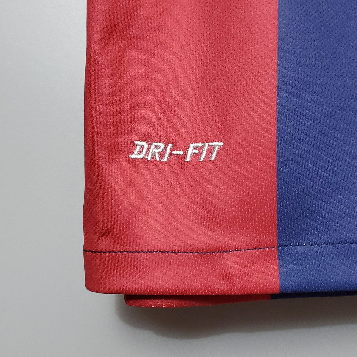 Detalhe da camiseta Barcelona Home 14/15 mostrando o logo DRI-FIT em tecido de alta performance.