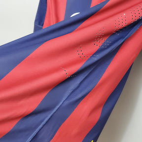 Camisa Barcelona Home 14/15 em tecido vermelho e azul exibida na loja olímpica.