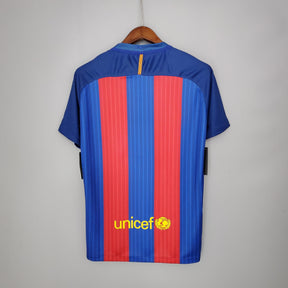 Camisa Barcelona Home 16/17, retro, estilizada com as listras azul e vermelha, com logo da Unicef.