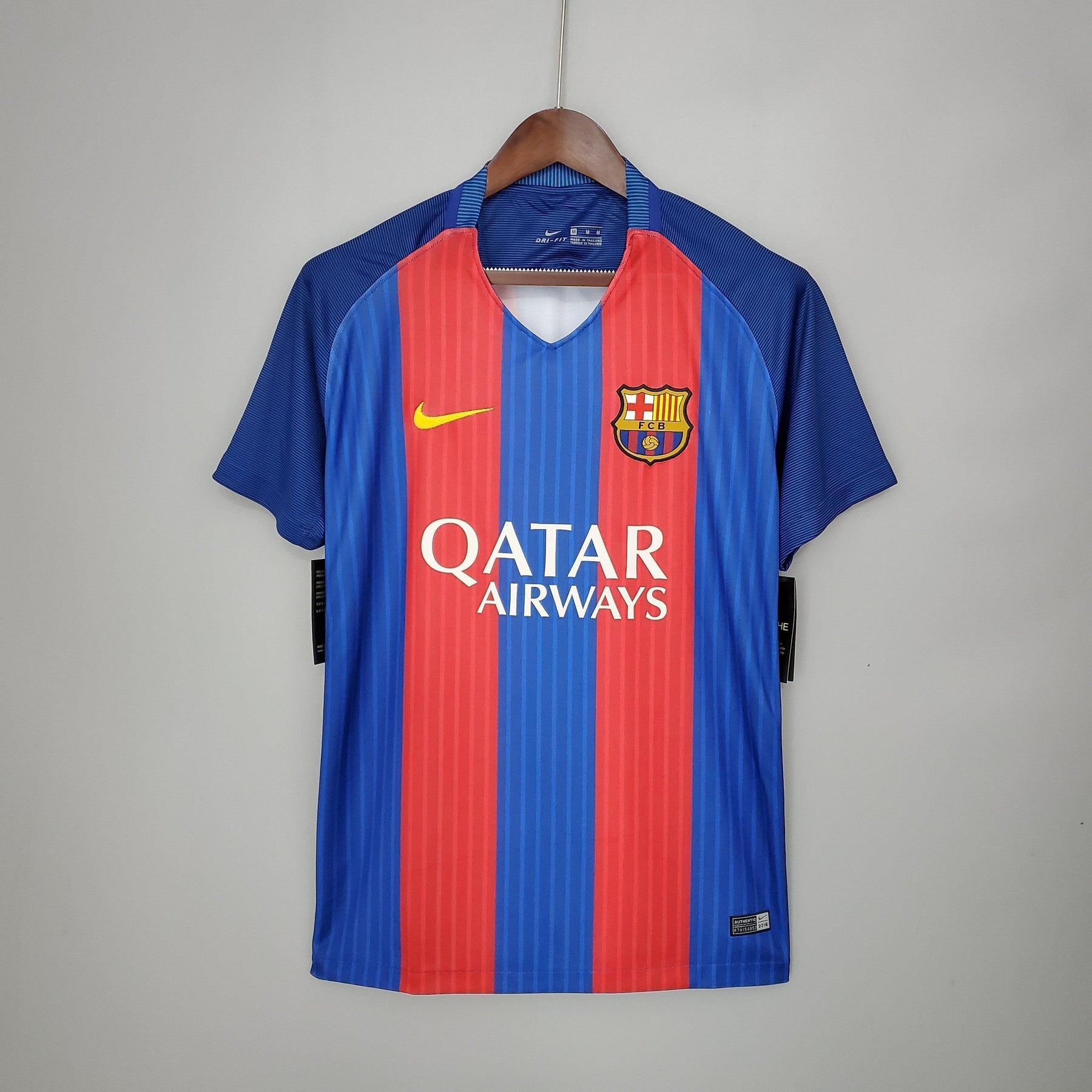 Camisa Barcelona Home 16/17 com detalhes em azul e vermelho e logo do patrocinador Qatar Airways.