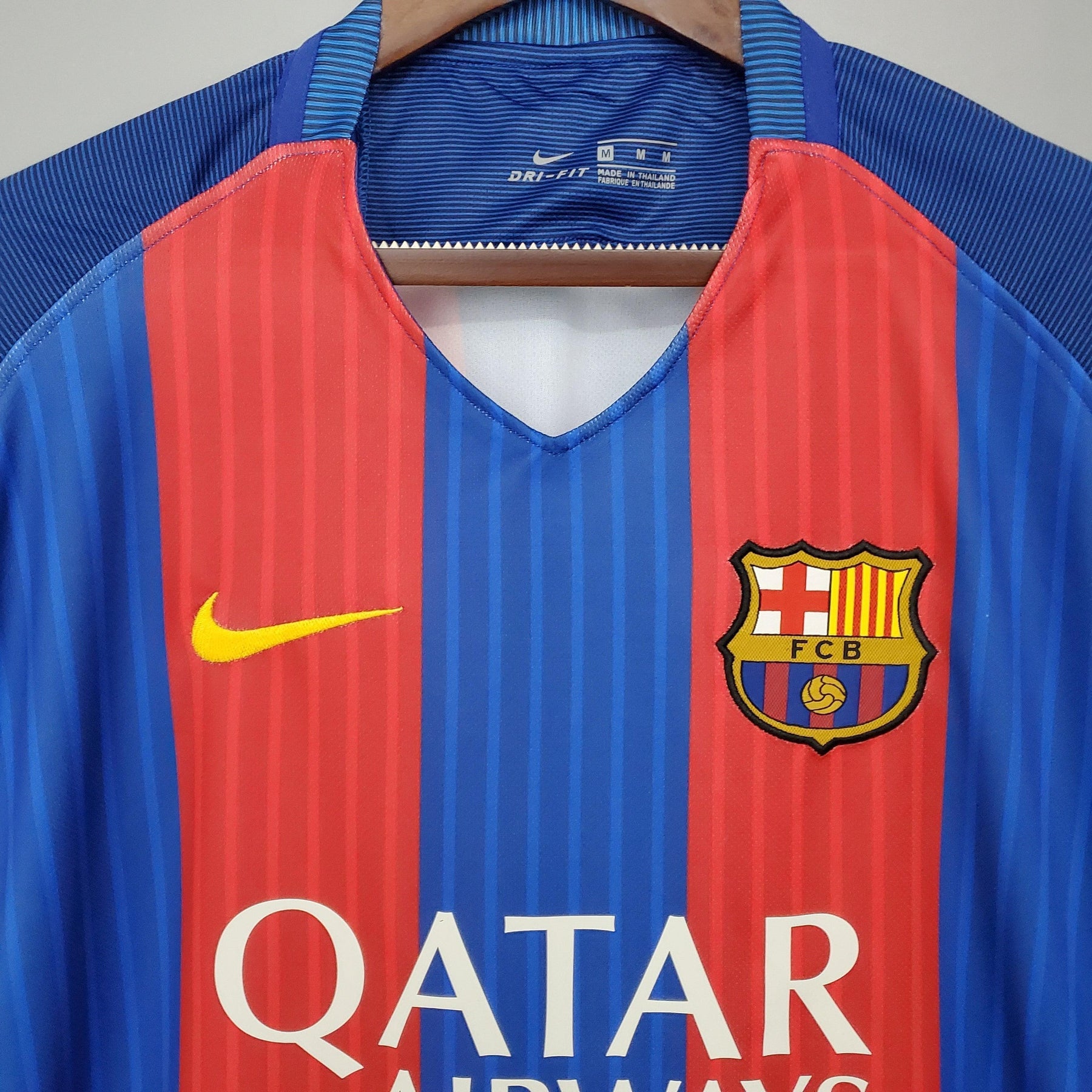 Camisa do Barcelona Home 16/17, modelo retrô, disponível na Olympic Store.