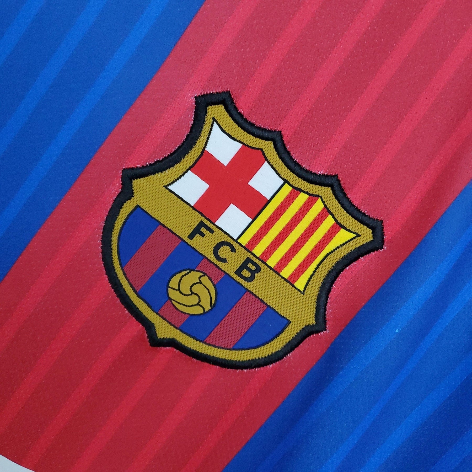 Escudo do Barcelona em camisa retro da temporada 16/17, representando o clube e sua história olímpica.